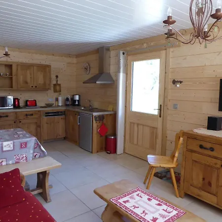 Rez-de-jardin Avec Terrasse Dans De Gamme Proche Centre Et Pistes De - Fr-1-464-29